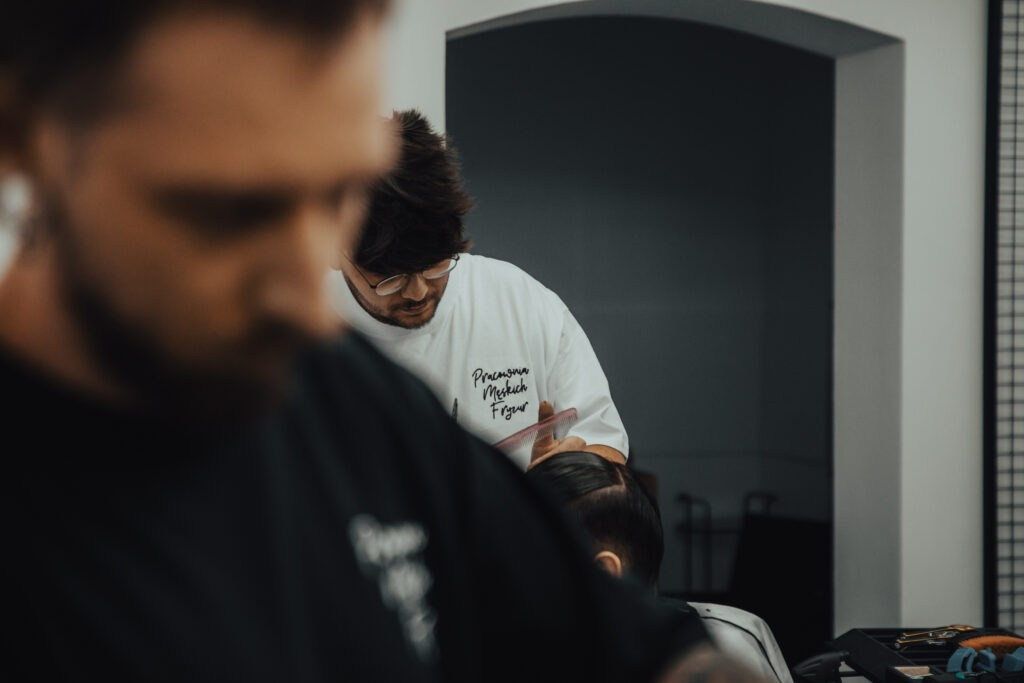 Profesjonalne strzyżenie męskie wykonane przez barbera w Bielsku-Białej